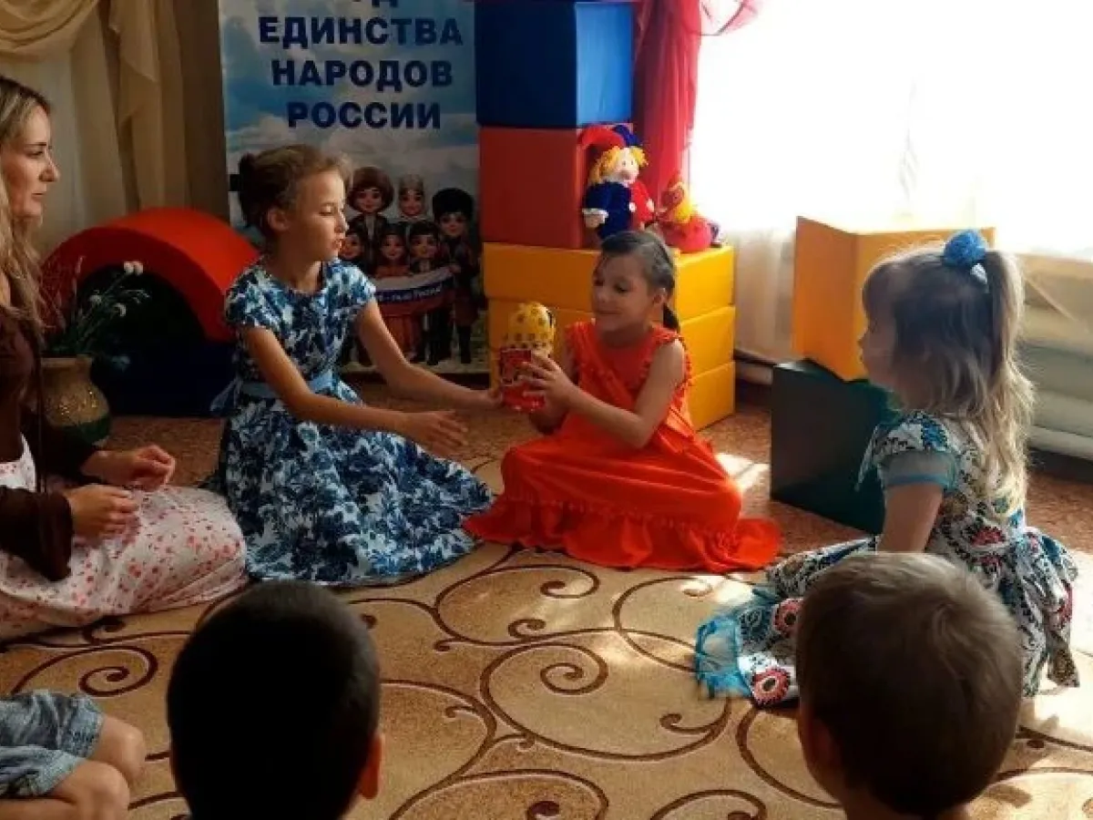 Воспитанников социально-реабилитационного центра в Верхнем Мамоне познакомили с историей народных игрушек