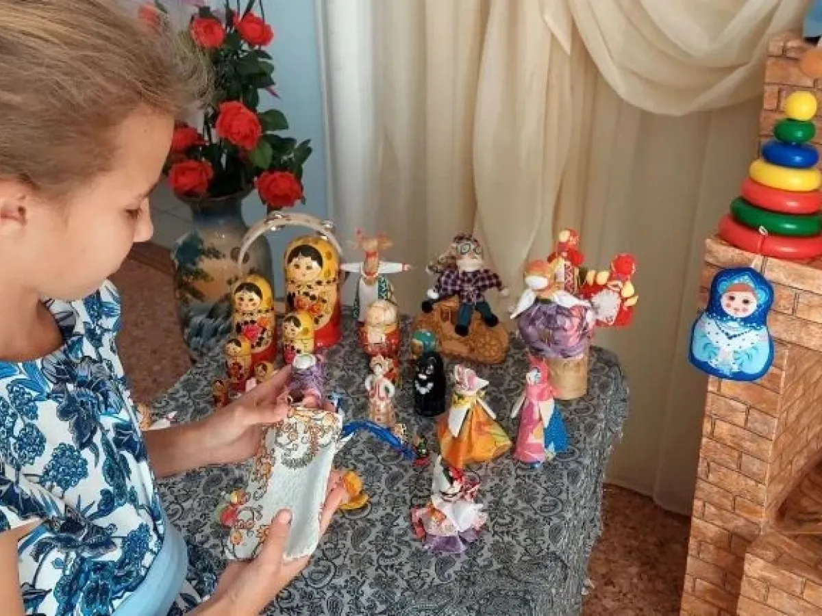 Воспитанников социально-реабилитационного центра в Верхнем Мамоне познакомили с историей народных игрушек